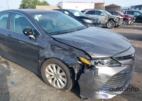 2018 Toyota Camry Le z USA, uszkodzony, nr VIN 4T1B11HK4JU528986